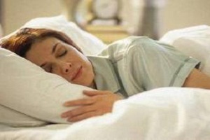 دراسة: النوم على الجانب الأيمن مفيد