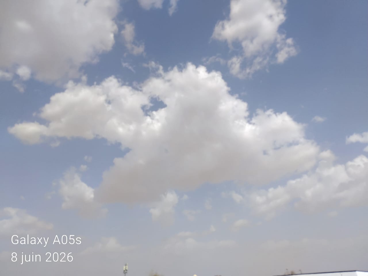 كيفه: الغيوم تلبد السماء مبشرة بالمطر(صور)