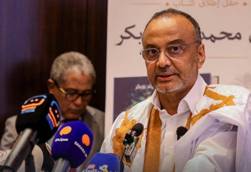 وزير أول سابق يستعرض أبرز محطات المرحلة الانتقالية في كتاب