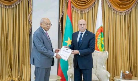 غزواني يتسلم وثيقة مخرجات الحوار الوطني في نواكشوط